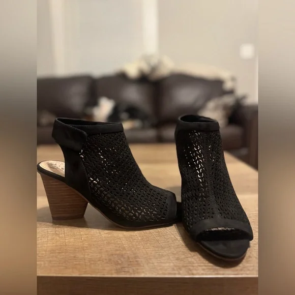 Vince Camuto Leather Heels - Picture 5 of 5